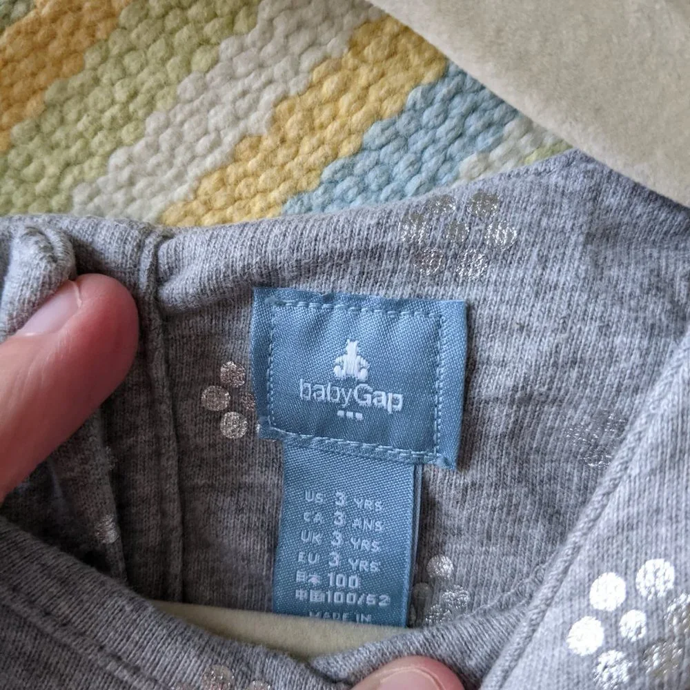 ⭐ Baby Gap Gray/Silver Flower print dress size 3